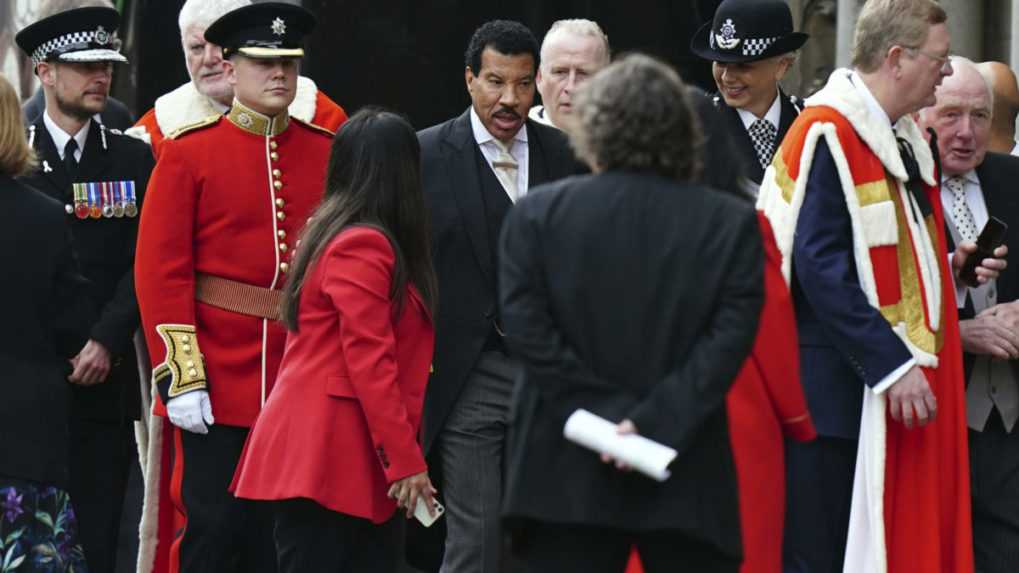 Kráľ Karol III. z balkóna Buckinghamského paláca pozdravil davy priaznivcov monarchie