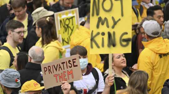 Demonštranti držia transparenty s nápisom Nie môj kráľ pred korunováciou britského kráľa.