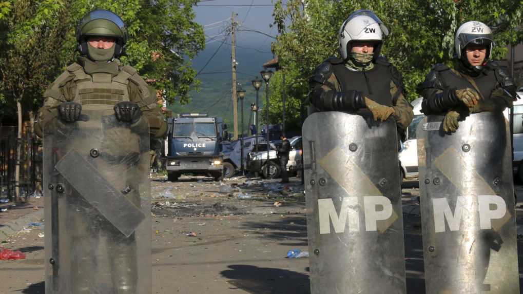 Napätie na severe Kosova: Po stretoch so srbskými demonštrantmi utrpeli viacerí vojaci vážne zranenia