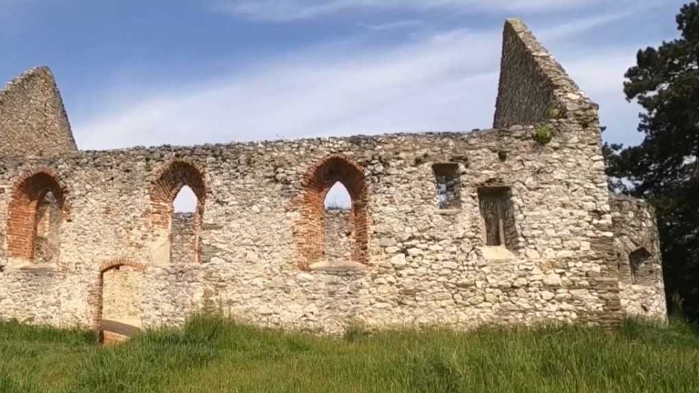 Románsky kostolík v Haluziciach ozvláštnila nevšedná drevená inštalácia