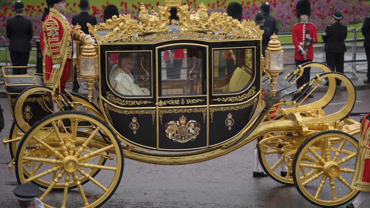 BritskÃƒÂ½ krÃƒÂ¡Ã„Â¾ Karol III. a jeho manÃ…Â¾elka Kamila sedia v diamantovom koÃ„Âi.