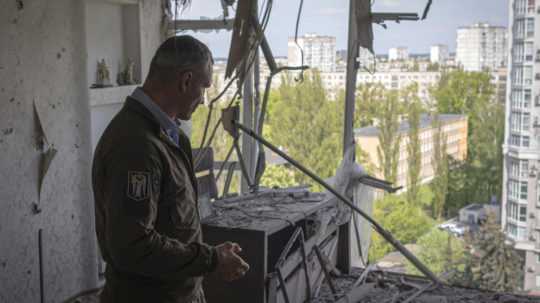 Starosta Kyjeva Vitalij Kličko stojí v obytnej budove zničenej dronom.