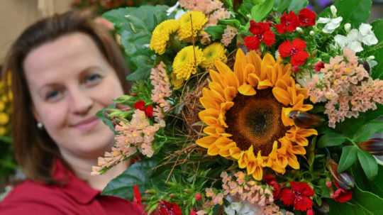 Na snímke floristka pripravuje kytice na Deň matiek 12. mája 2023 v nemeckom Storkowe.