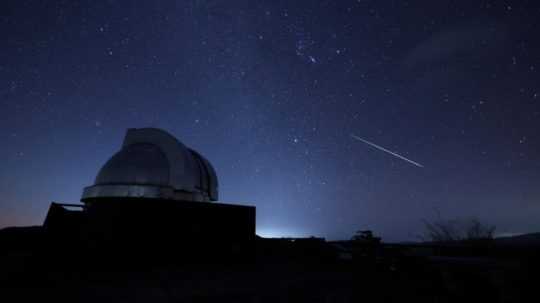 Na snímke padajúci meteor a observatórium.