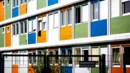 Kontajnery v rôznych farbách postavené ako provizórny domov pre utečencov v Berlíne.