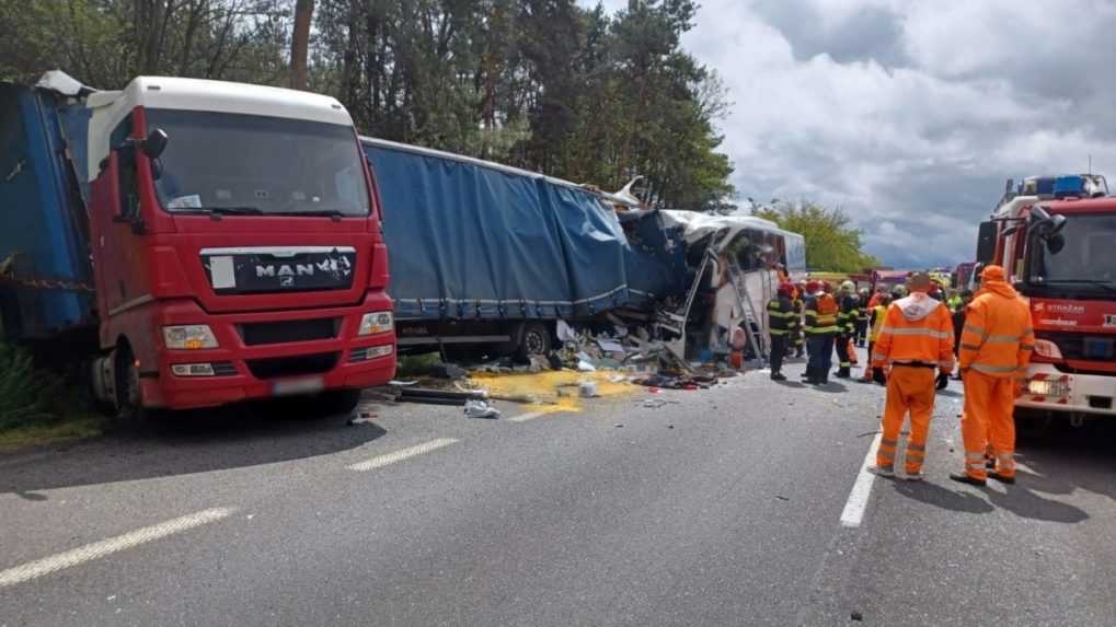 Traja cestujúci sú po tragickej zrážke autobusu s kamiónom stále v kritickom stave