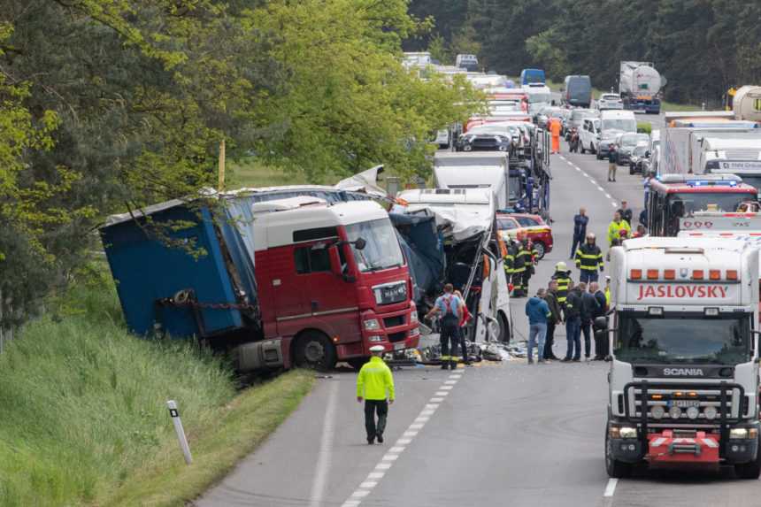 Po tragickej zrážke autobusu s kamiónom ostáva osem ľudí v kritickom stave. Hlásia aj jednu obeť