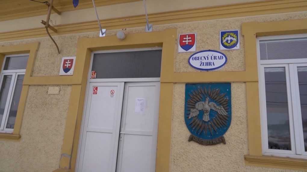Pol roka po vyhlásení neplatnosti volieb v Žehre pretrváva v obci chaos