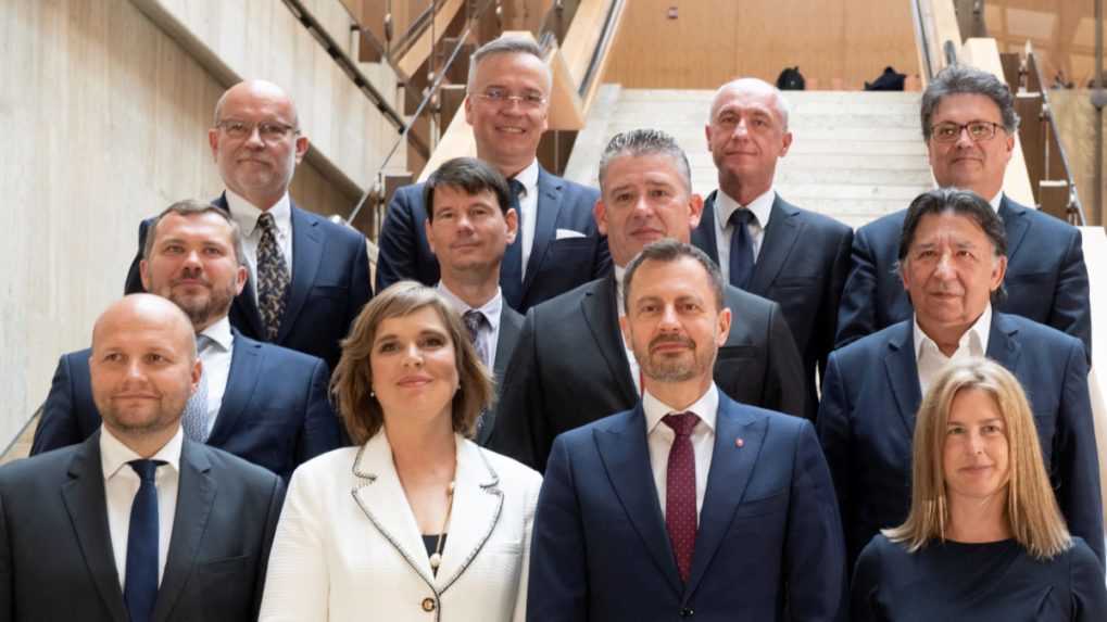 Na snímke sú príslušníci dosluhujúcej vlády po rokovaní v piatok 12. mája 2023.