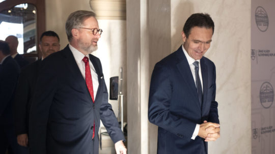 Predseda vlády SR Ľudovít Ódor (vpravo) a český predseda vlády Petr Fiala počas ich stretnutia.