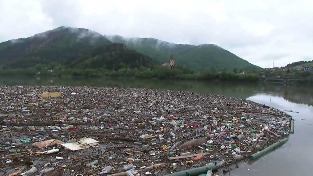 Norná stena vodnej hladiny Ružín sa po prívalových dažďoch opäť naplnila odpadom