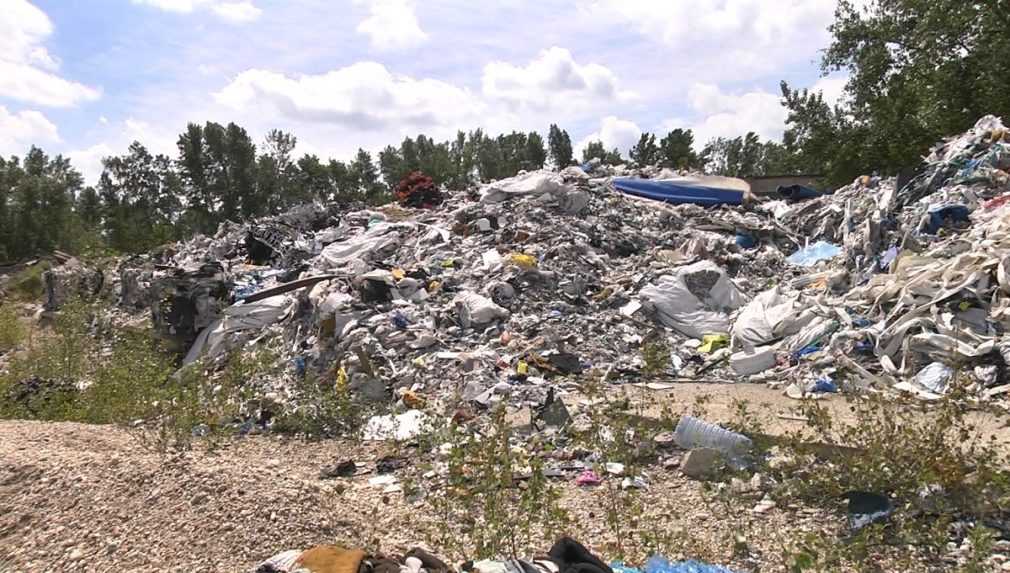 Tisíce ton odpadu z Talianska skončili na nelegálnej skládke v Gabčíkove. Polícia obvinila Slováka