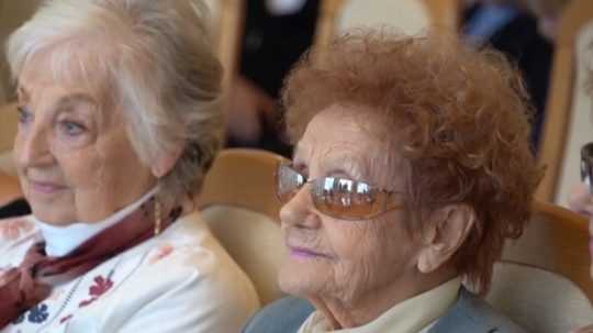 Na snímke vpravo 101-ročná oslávenkyňa Juliana Hönischová.