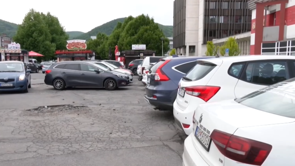 Krajské mestá dlhodobo zápasia s nedostatkom parkovacích miest. Zavádzajú viaceré zmeny