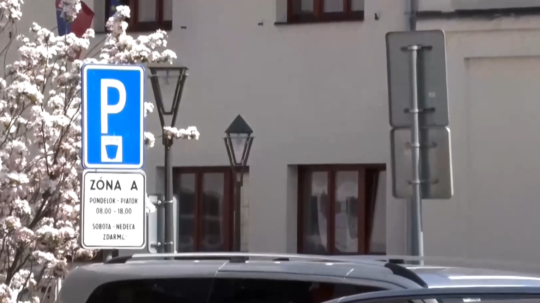Na snímke dopravná tabuľa na parkovisku v Trnave.