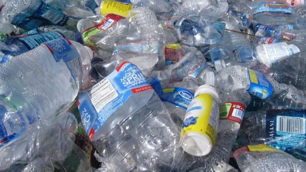 Recyklované plasty sú ešte škodlivejšie než plasty, ktoré neprešli recykláciou, upozorňuje Greenpeace