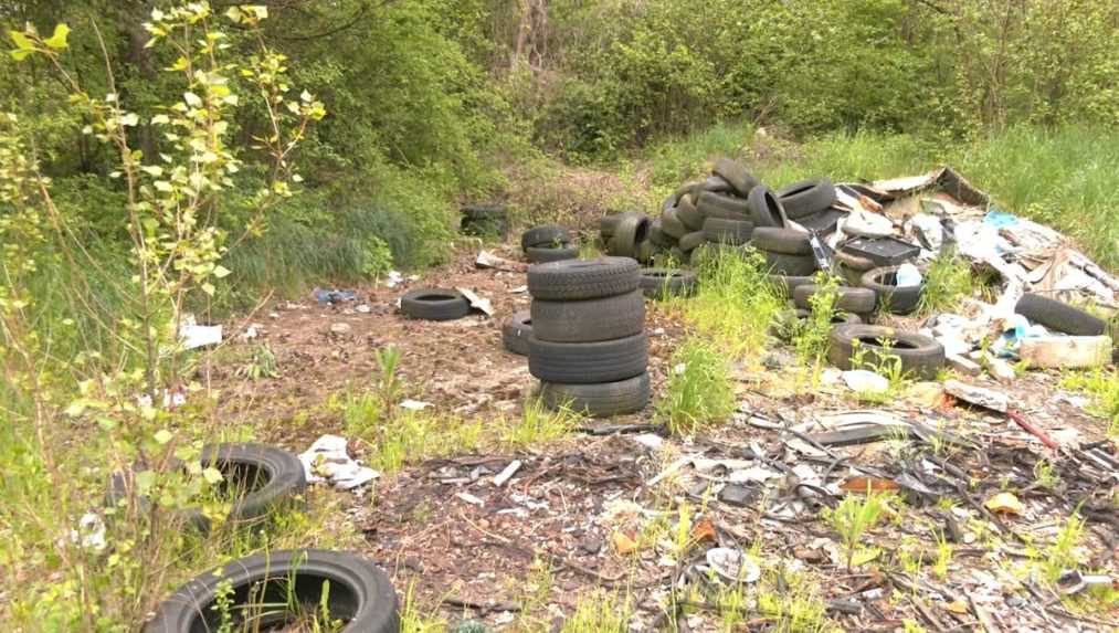 Staré pneumatiky končia často na nelegálnych skládkach v prírode. Ľudia však majú aj jednoduchšie riešenie