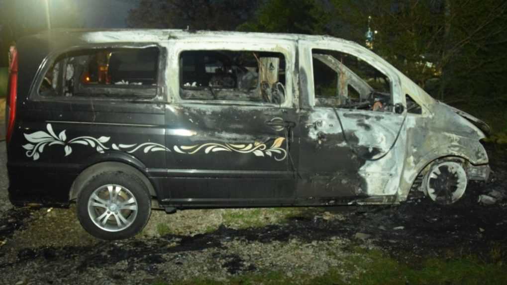 V Trenčianskom kraji niekto podpálil dve autá. Polícia po páchateľovi pátra