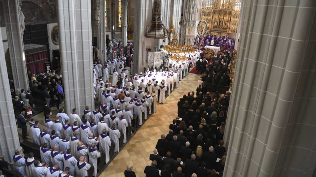 Zosnulého arcibiskupa Tkáča pochovali do krypty vedľa kardinála Tomka. V Košiciach sa konala posledná rozlúčka