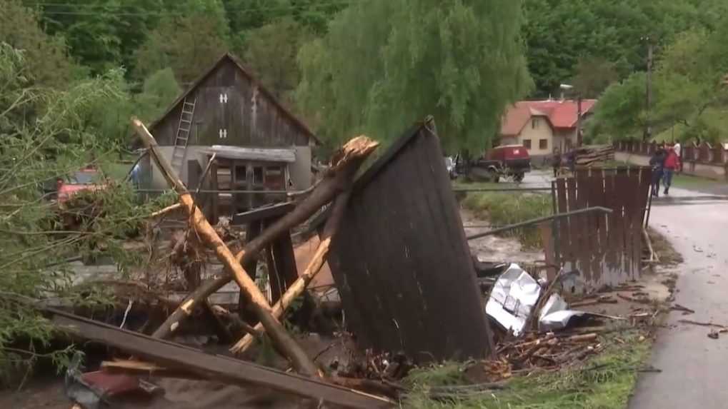 Nedávne povodne na Slovensku poukázali na problém s neodprataným drevom po ťažbe