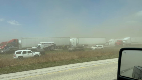 Prachová búrka, ktorá znížila viditeľnosť takmer na nulu, vyvolala na diaľnici v Illinois sériu reťazových havárií.
