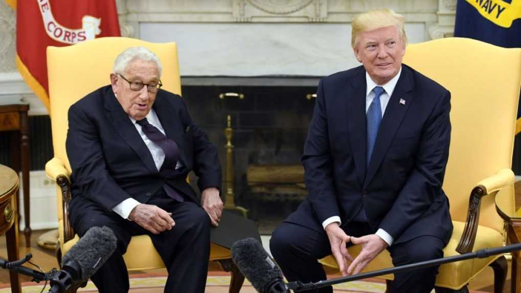 Zľava bývalý americký minister zahraničných vecí Henry Kissinger a bývalý prezident USA Donald Trump.