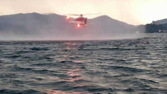 Vrtuľník pátra po nezvestných po tom, čo sa v búrke prevrátila turistická loď na talianskom jazere Lago Maggiore.