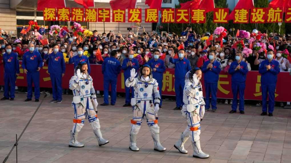 Čínski astronauti misie Šen-čou-16, zľava Gui Haichao, Zhu Yangzhu a Jing Haipeng.