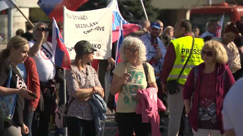 Za mier na Ukrajine a proti vláde protestovali v Bratislave stovky ľudí