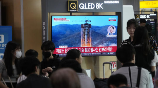 Juhokórejčania sledujú štart rakety v TV.