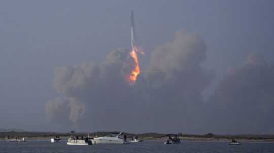 Štart vesmírnej rakety Starship spoločnosti SpaceX.