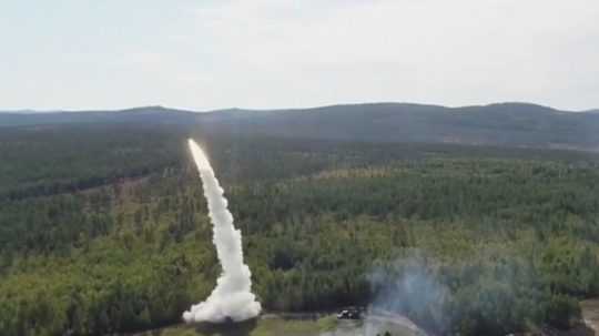 Na snímke je raketa vypálená zo systému protivzdušnej ochrany.