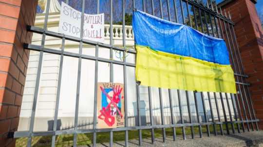 Protest pred ruským veľvyslanectvom v Prahe na podporu Ukrajiny.