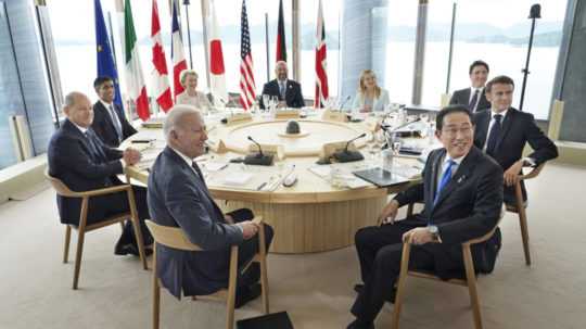 Zľava v smere hodinových ručičiek americký prezident Joe Biden, nemecký kancelár Olaf Scholz, britský premiér Rishi Sunak, predsedníčka Európskej komisie Ursula von der Leyenová, predseda Európskej rady Charles Michel, talianska premiérka Giorgia Meloniová, kanadský premiérJustin Trudeau, francúzsky prezident Emmanuel Macron a japonský premiér Fumio Kišida počas stretnutia na summite G7.