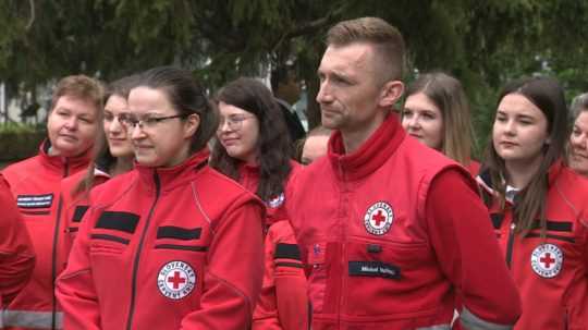 Na snímke sú dobrovoľníci Slovenského Červeného kríža.