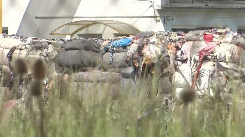 Neďaleko Galanty vznikla nelegálna skládka so stovkami ton odpadu. Polícia začala trestné stíhanie