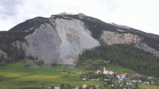 Skalnatý masív ohrozuje švajčiarsku dedinu.