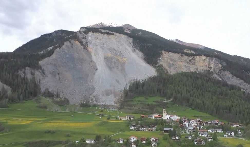 Obyvateľov dediny vo Švajčiarsku musia evakuovať. Hrozí, že na ňu spadne obria skala