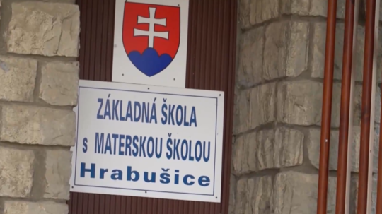Na snímke tabuľa základnej školy v Hrabušiciach.