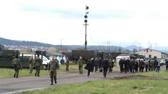 Na slímke sú vojaci na letisku Sliač.