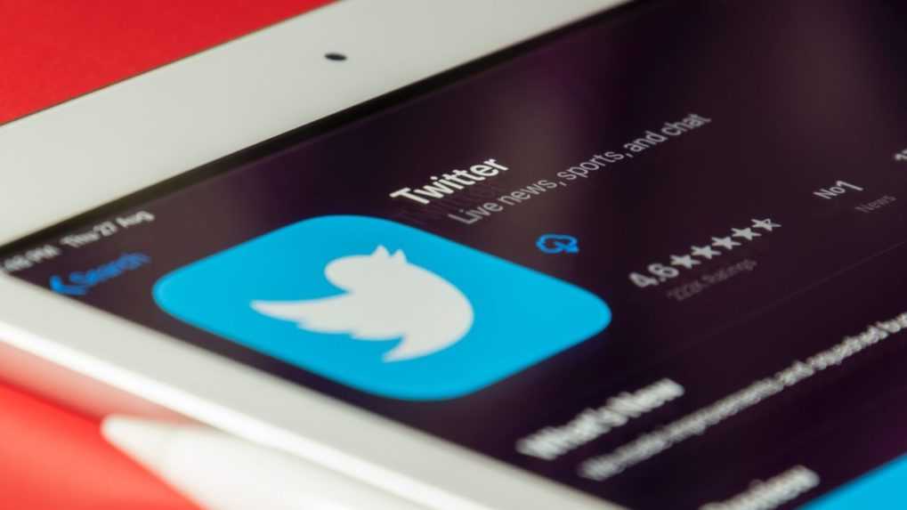 Twitter odstupuje od európskeho kódexu o dezinformáciách. Povinnosti musí stále dodržiavať, tvrdí eurokomisár