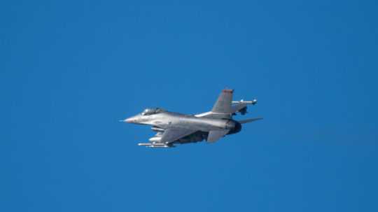 Na ilustračnej snímke stíhačka typu F-16.