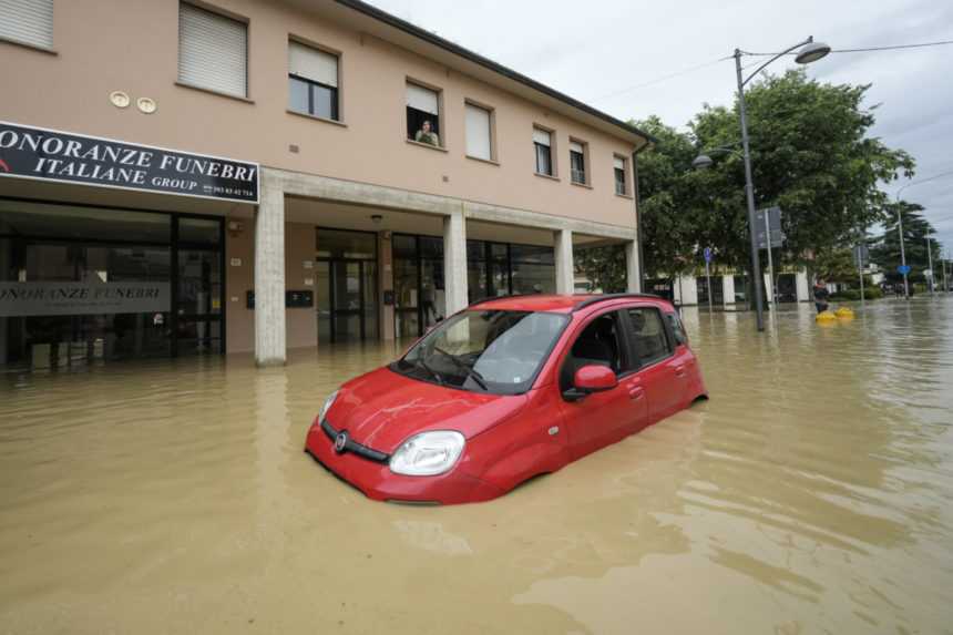 Taliansko počíta škody po záplavách, ktoré si vyžiadali deväť obetí. Evakuovať sa musia ďalšie obce