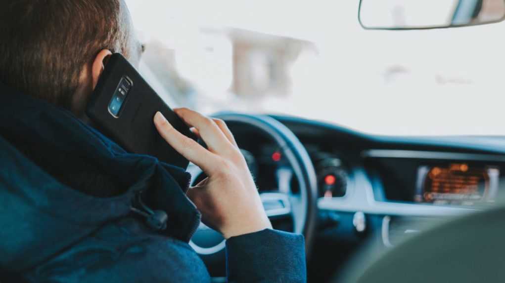 V Rakúsku sa zvýšila pokuta za telefonovanie počas šoférovania bez handsfree sady