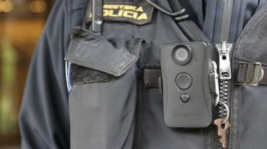 Na snímke telová kamera na uniforme policajta.