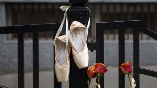 Baletné topánky visia na plote základnej školy v Belehrade vo štvrtok 4. mája 2023.