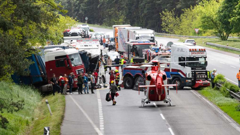 Po tragickej zrážke autobusu s kamiónom ostáva osem ľudí v kritickom stave. Hlásia aj jednu obeť