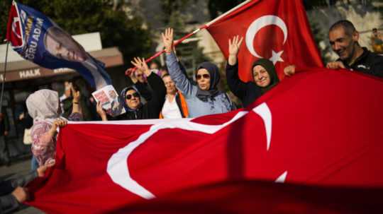 Turci s tureckými vlajkami