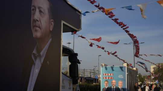 Vľavo plagát tureckého prezidenta a zároveň prezidentského kandidáta Recepa Tayyipa Erdogana v pozadí plagát prezidentského kandidáta Kemala Kilicdaroglua v Istanbule.