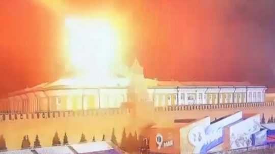 Výbuch na budove Kremľa po útoku dronom.